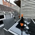 Albert Luxury Hottub & Jacuzzi Apartments