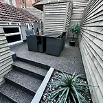 Albert Luxury Hottub & Jacuzzi Apartments