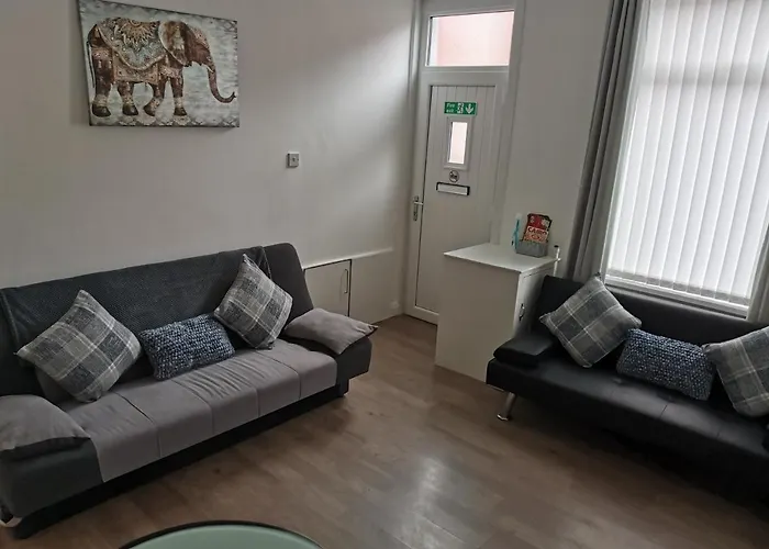Welcome Home - Close To Town Centre - Full Holiday Home