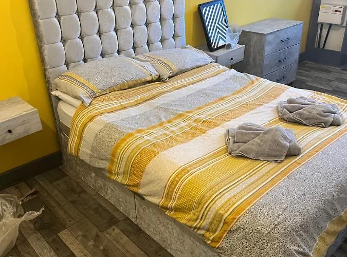 Town Center Large 2 Bedroom Apartment- Sleeps Up To 6 - Dogs Welcome - 2 Minutes From Train Station