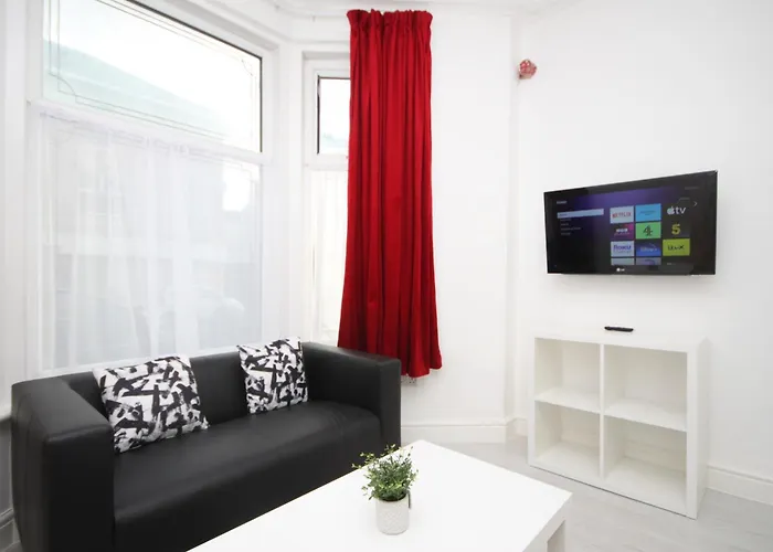 Barton Beachside - Stylish Studio Apartment, Double & Single - Central Beach & Promenade Location - Over 21\'S, Family Friendly Only, Id Required
