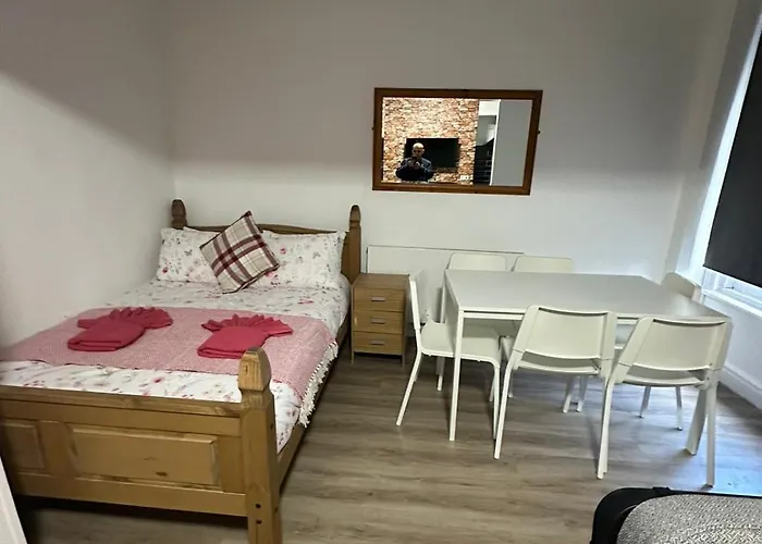 Suli House- Holiday Flats & En-Suite-Families And Couples Only