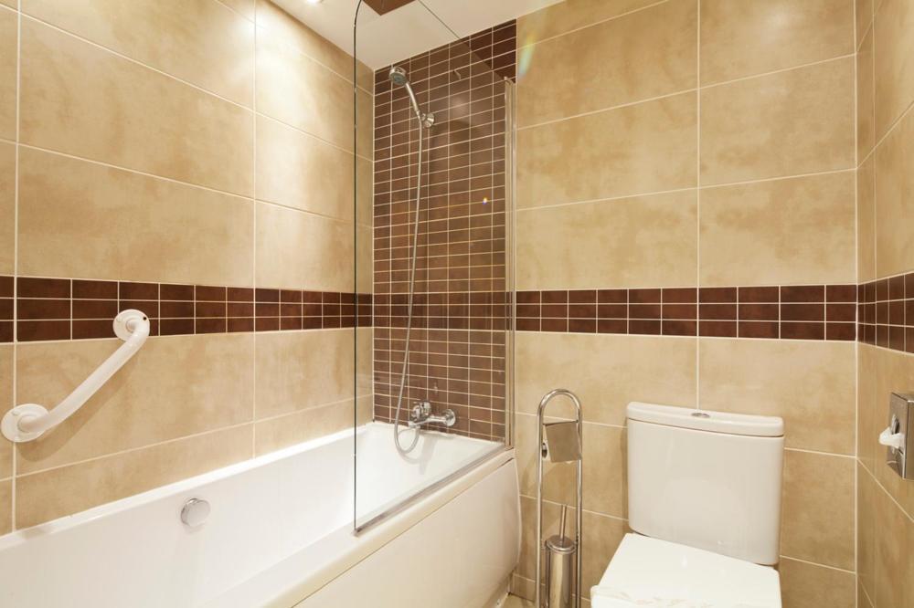Queens Mansions: Lakeland Apartment
