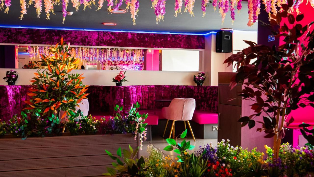 Hello Roomz - Pleasure Hotel