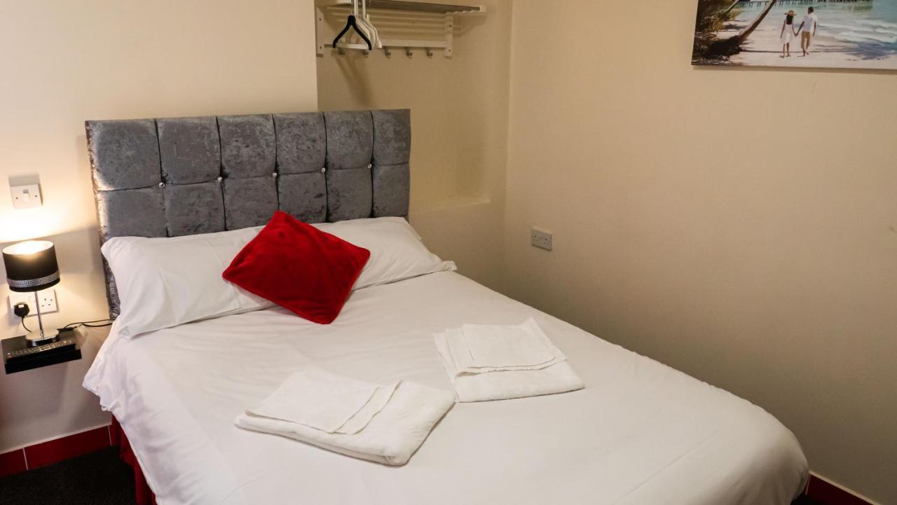 Hello Roomz - Pleasure Hotel 3*