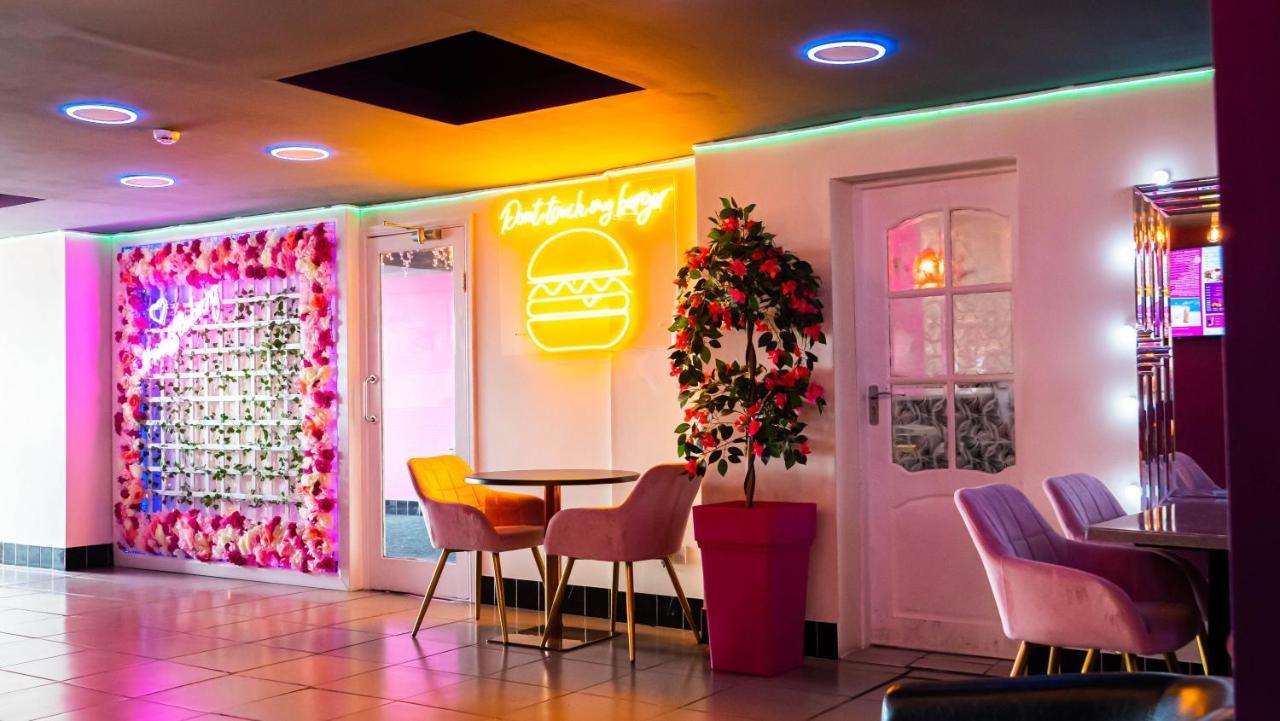 Hello Roomz - Pleasure Hotel 3*