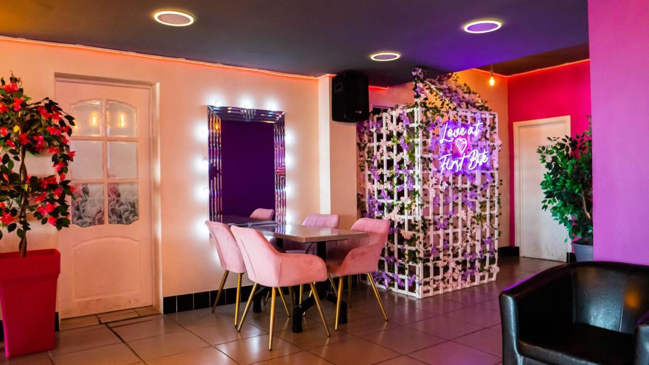 Hello Roomz - Pleasure Hotel 3*