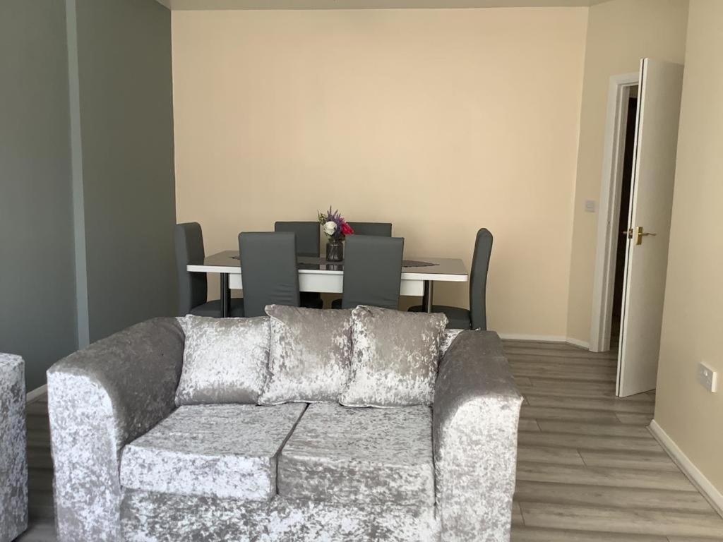 Clifton Street Apartment *