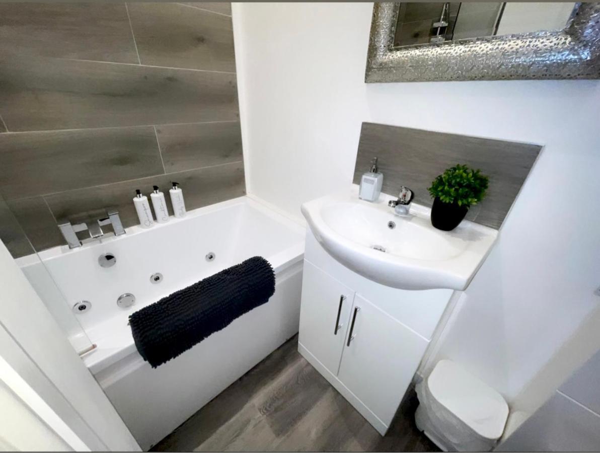 Luxury Hottub & Jacuzzi Apartment *