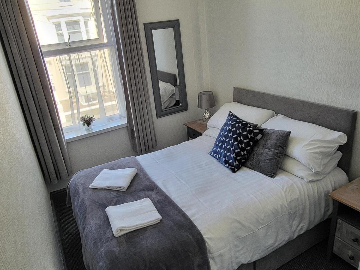 Cleveland Court Apartment *