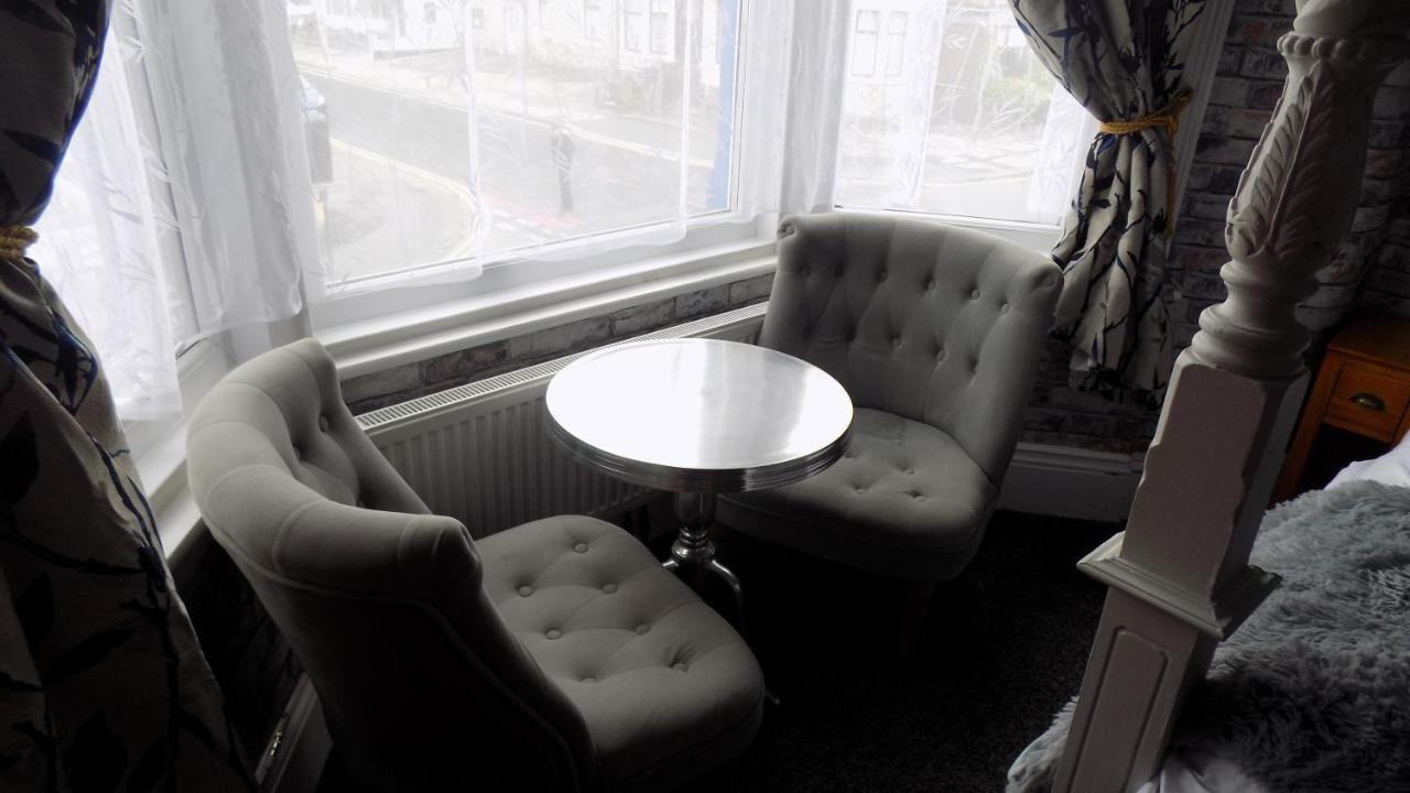 Tracey's Driftwood 3*