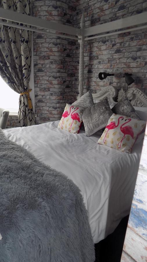 Tracey's Driftwood 3*