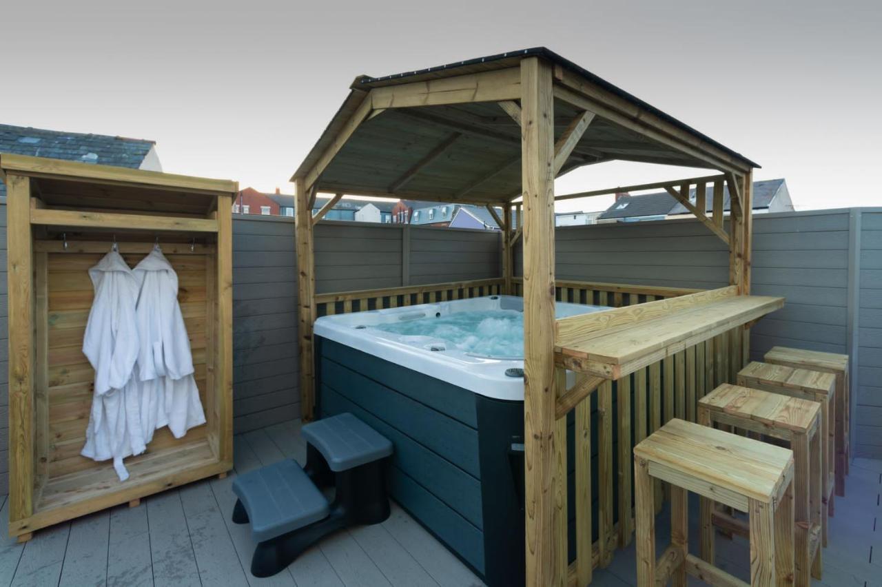 Hot Tub Jacuzzi On Private Terrace Free Gated Parking Sleeps 8 Apartment