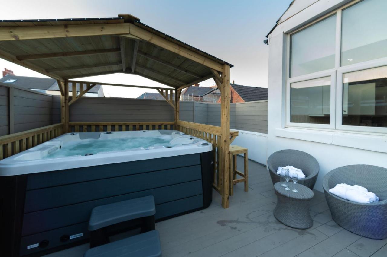 Apartment Hot Tub Jacuzzi On Private Terrace Free Gated Parking Sleeps 8 Blackpool