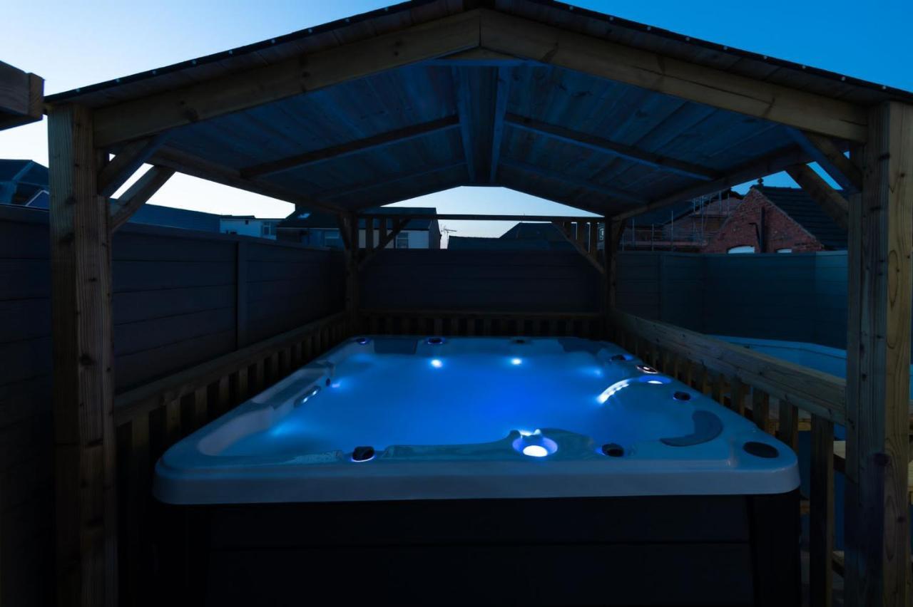 Hot Tub Jacuzzi On Private Terrace Free Gated Parking Sleeps 8 * Blackpool