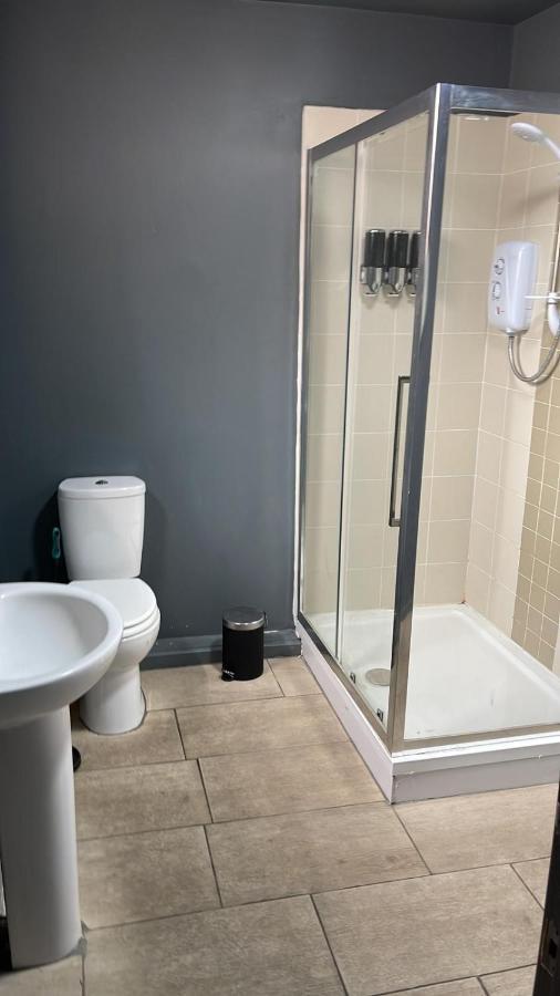 Town Center Large 2 Bedroom Apartment- Sleeps Up To 6 - Dogs Welcome - 2 Minutes From Train Station Apartment *