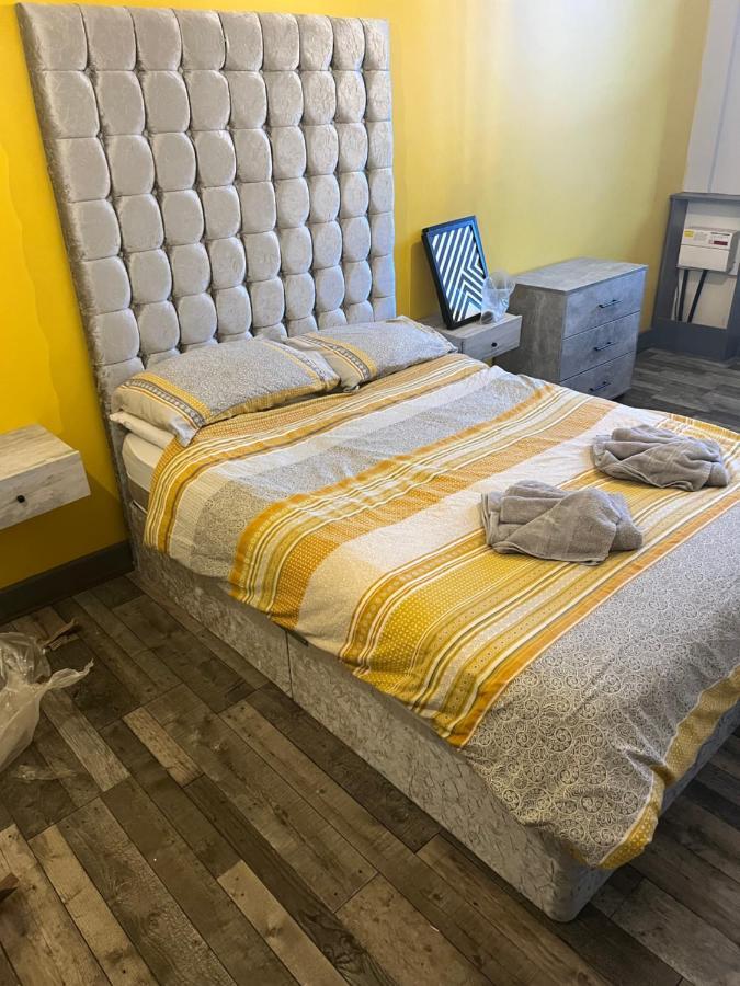 Town Center Large 2 Bedroom Apartment- Sleeps Up To 6 - Dogs Welcome - 2 Minutes From Train Station Apartment Blackpool