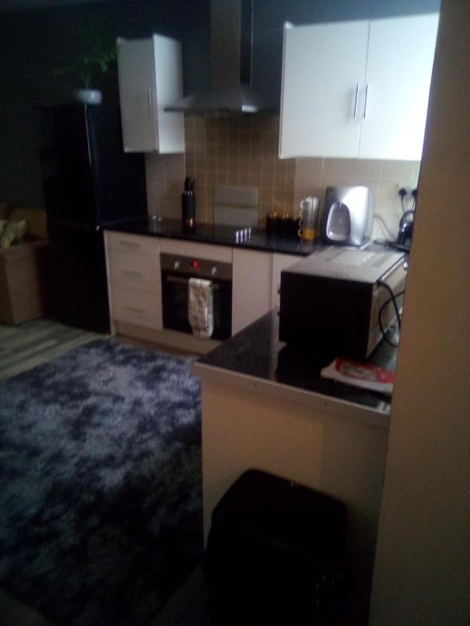 Town Center Large 2 Bedroom Apartment- Sleeps Up To 6 - Dogs Welcome - 2 Minutes From Train Station Blackpool