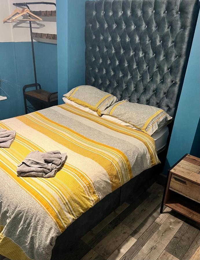 Town Center Large 2 Bedroom Apartment- Sleeps Up To 6 - Dogs Welcome - 2 Minutes From Train Station Apartment Blackpool