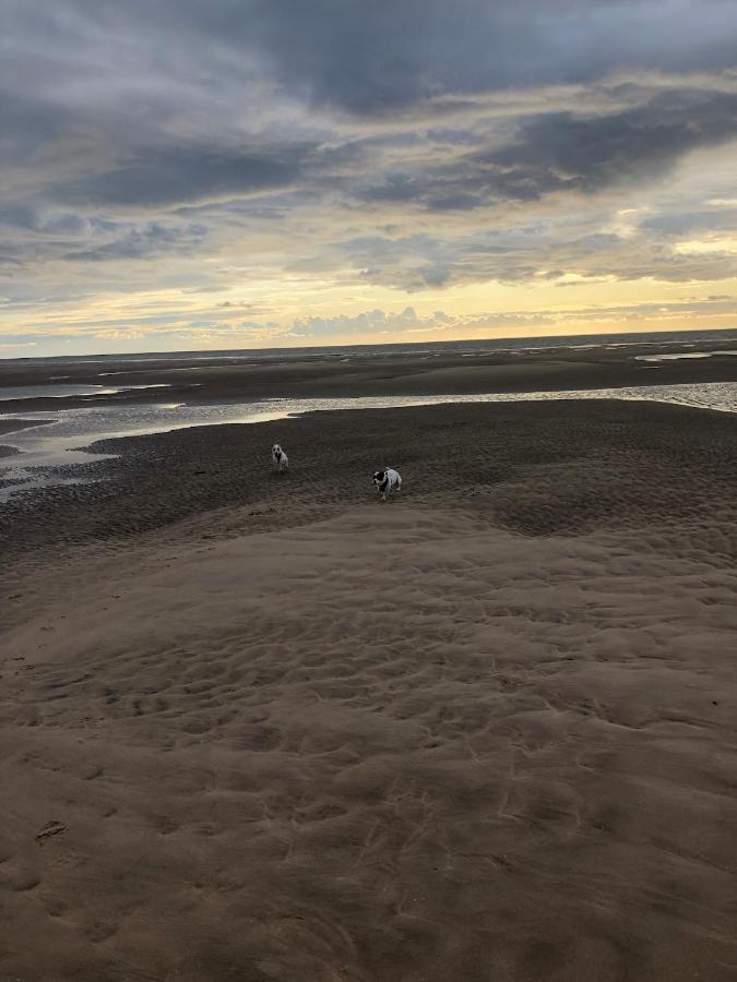 Town Center Large 2 Bedroom Apartment- Sleeps Up To 6 - Dogs Welcome - 2 Minutes From Train Station Blackpool