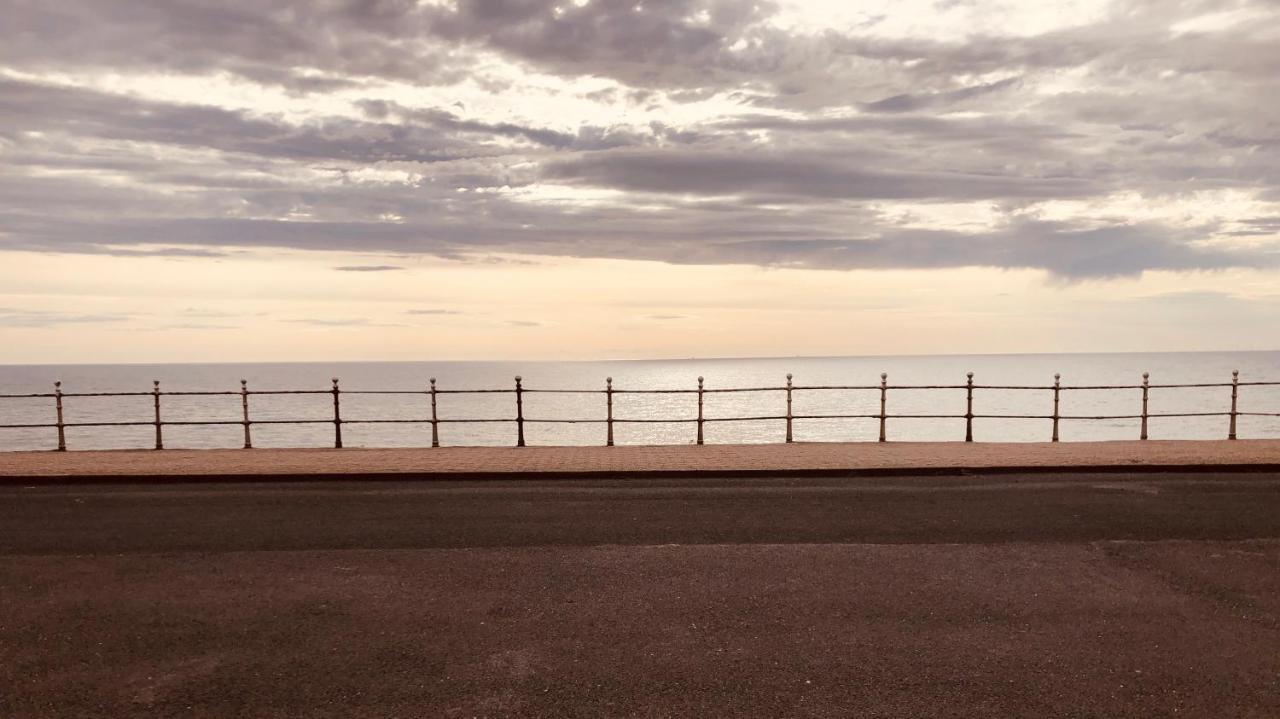 Town Center Large 2 Bedroom Apartment- Sleeps Up To 6 - Dogs Welcome - 2 Minutes From Train Station Blackpool