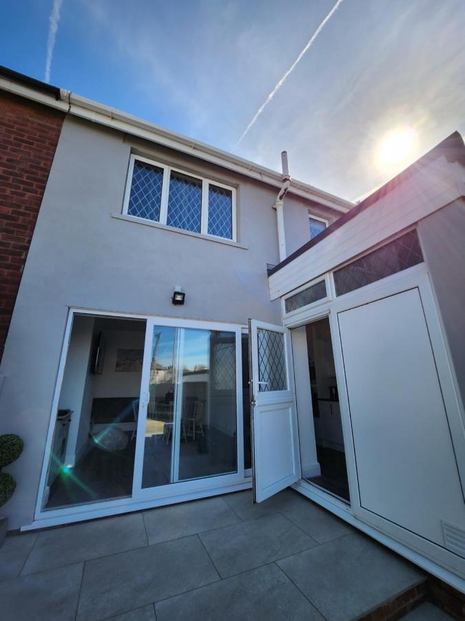 Delightful Newly Renovated 3-bed House With Garden Hut Holiday home Blackpool