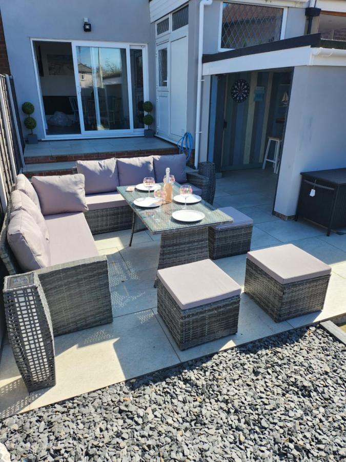 Delightful Newly Renovated 3-bed House With Garden Hut Holiday home Blackpool