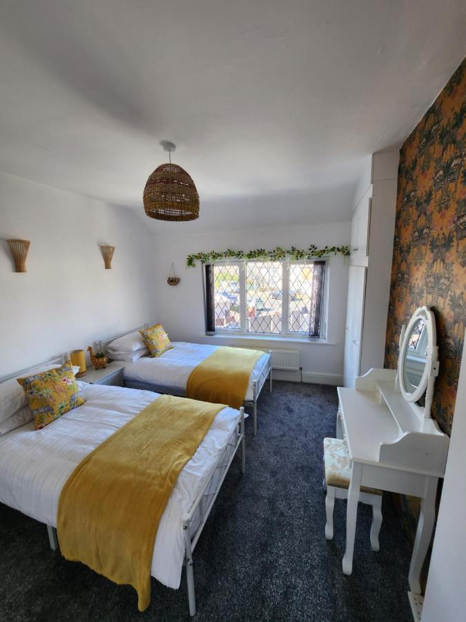 Delightful Newly Renovated 3-bed House With Garden Hut * Blackpool