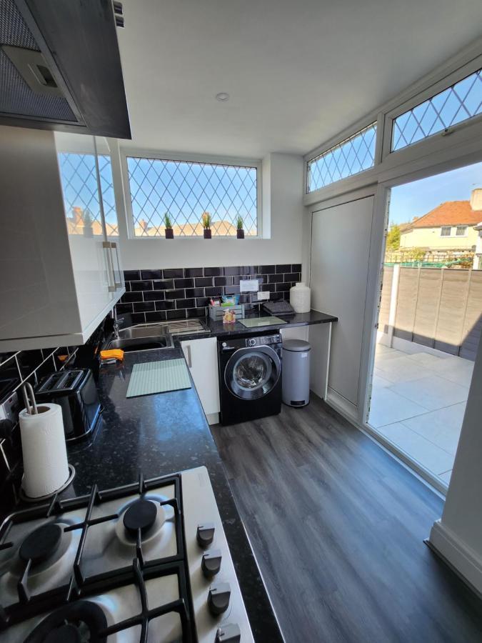 Delightful Newly Renovated 3-bed House With Garden Hut Holiday home Blackpool