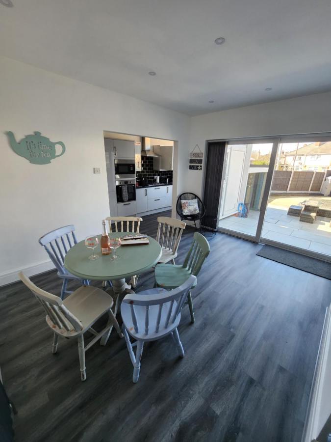 Holiday home Delightful Newly Renovated 3-bed House With Garden Hut *
