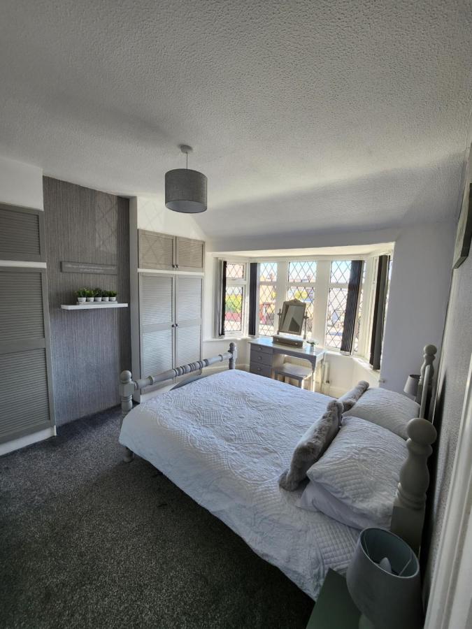 Delightful Newly Renovated 3-bed House With Garden Hut Holiday home Blackpool