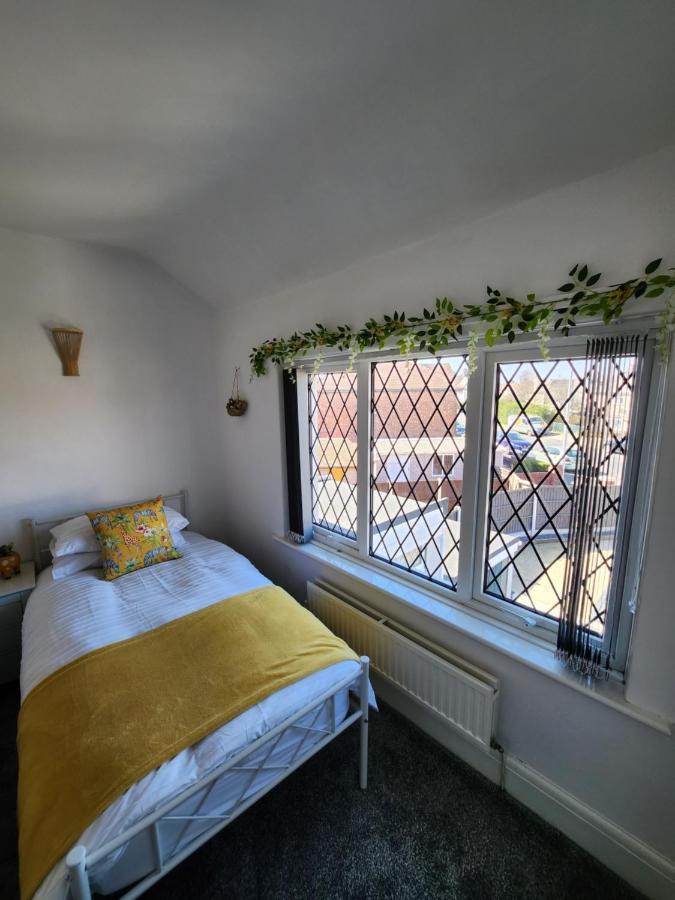 Delightful Newly Renovated 3-bed House With Garden Hut Holiday home