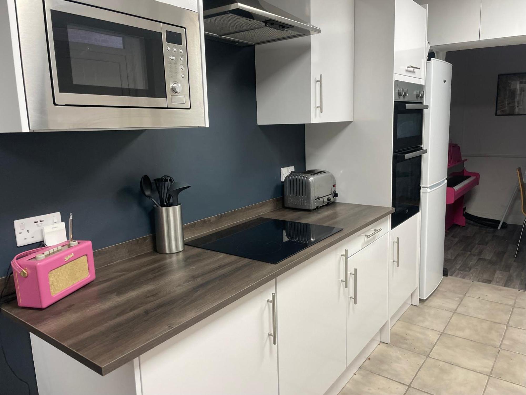 Magenta Melodies, 5 Bedroom House