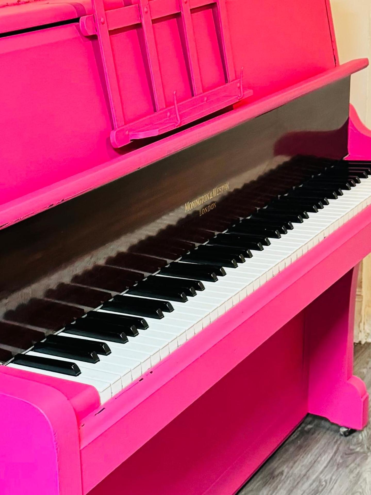 Magenta Melodies, 5 Bedroom House * Blackpool