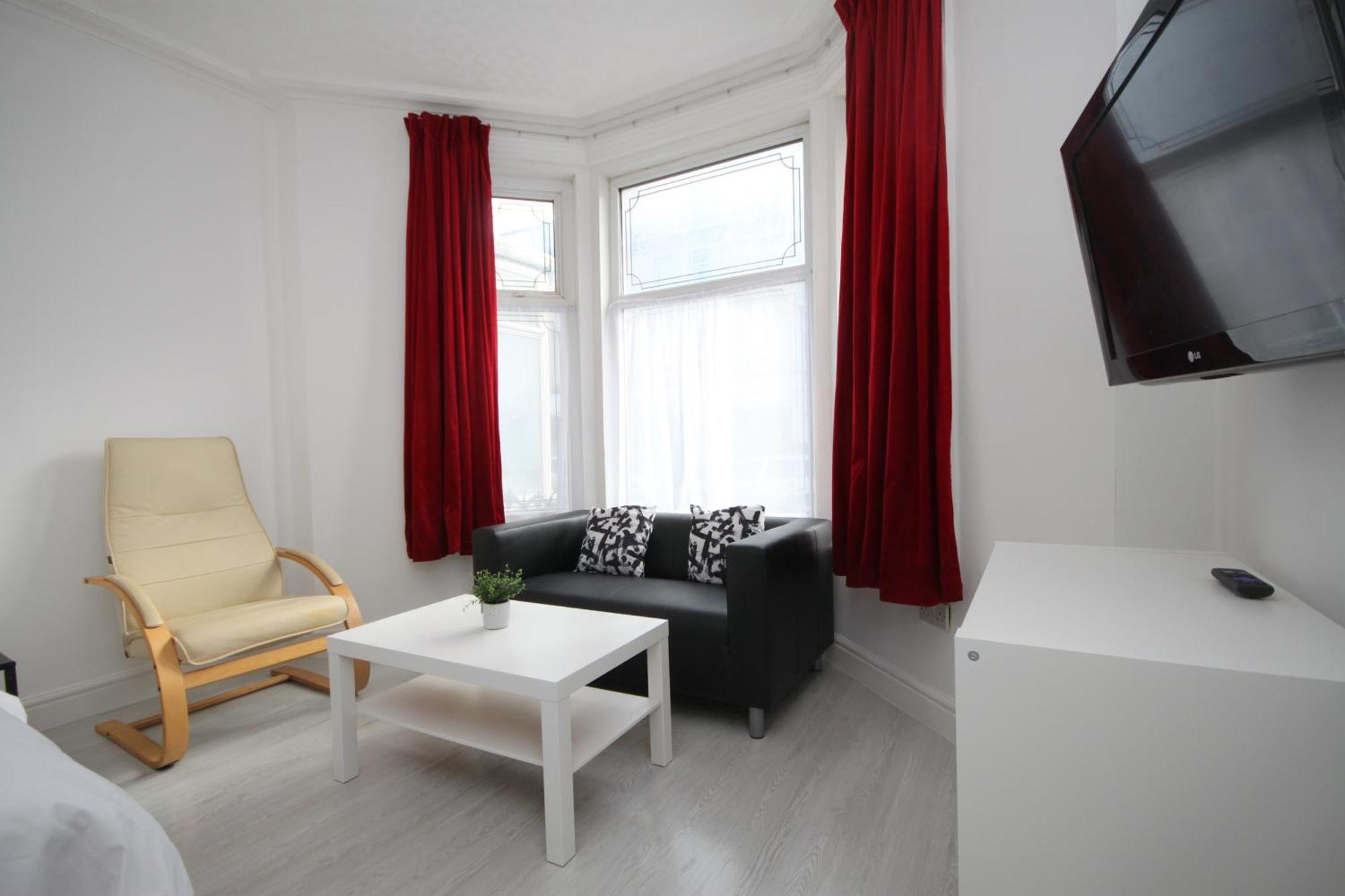 Barton Beachside Apartments: Modern Coastal Retreat Aparthotel