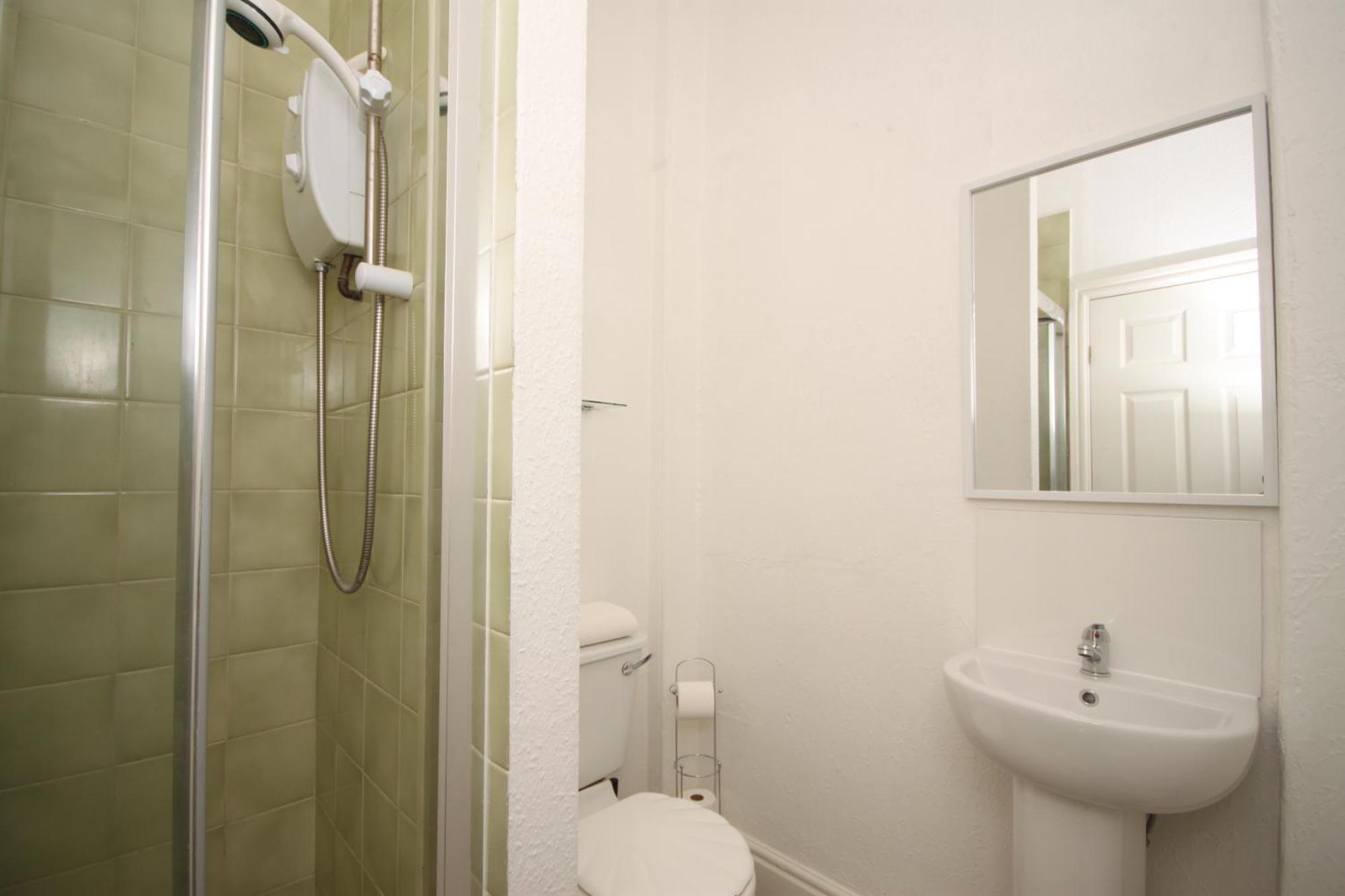 Aparthotel Barton Beachside Apartments: Modern Coastal Retreat *