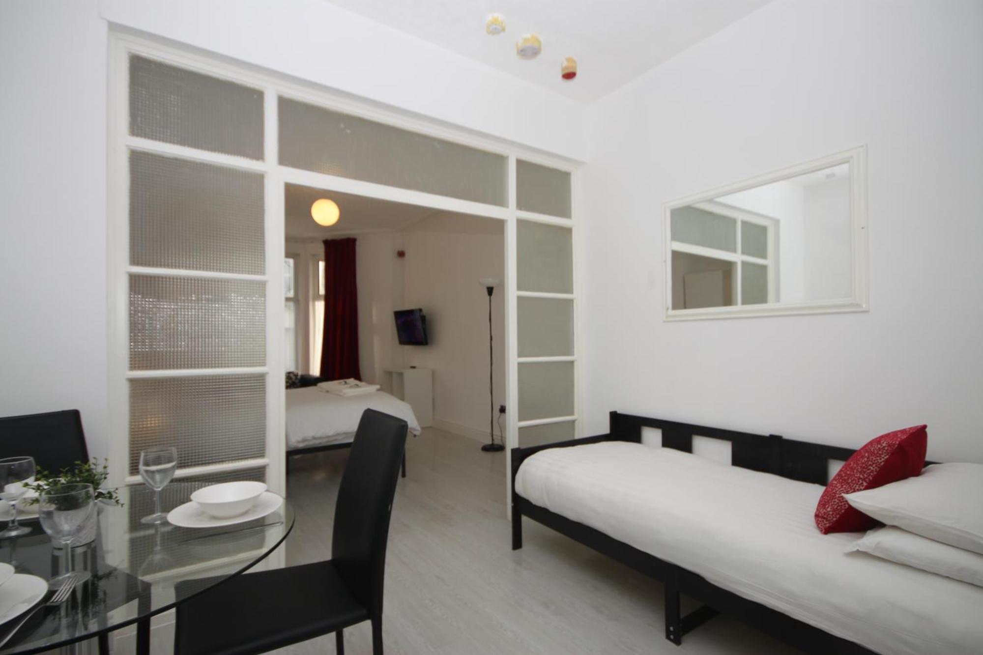 Aparthotel Barton Beachside Apartments: Modern Coastal Retreat
