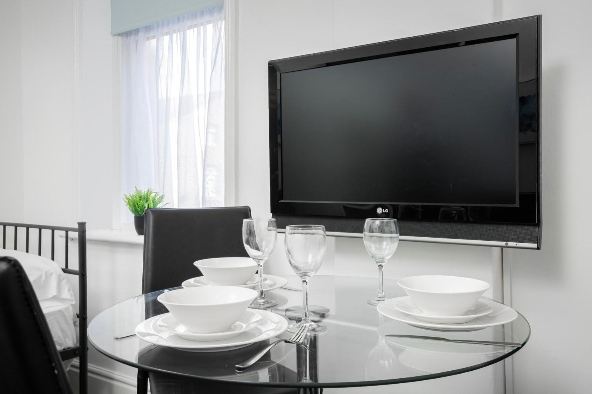 Barton Beachside Apartments: Modern Coastal Retreat Aparthotel