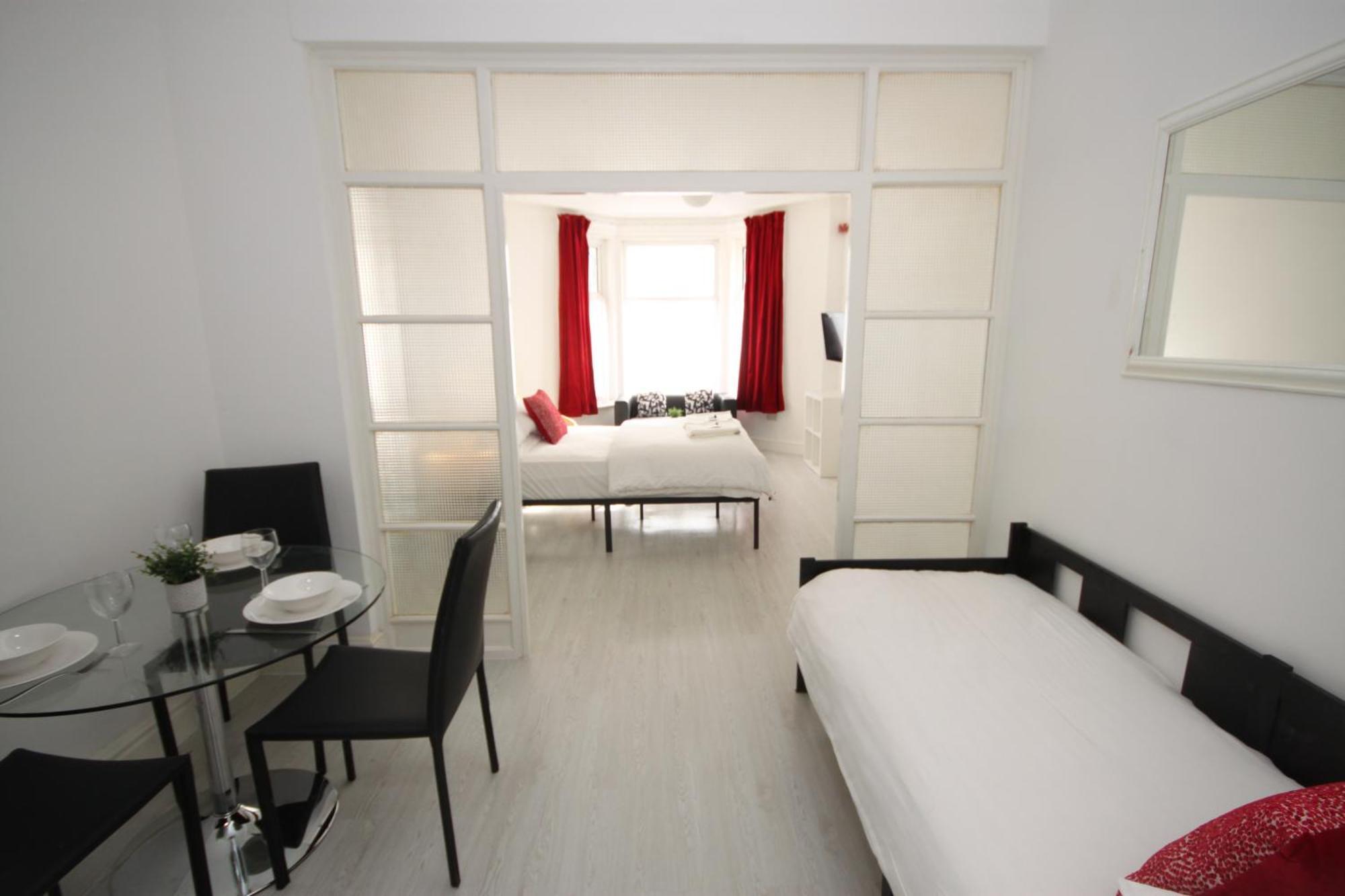 Barton Beachside Apartments: Modern Coastal Retreat * Blackpool