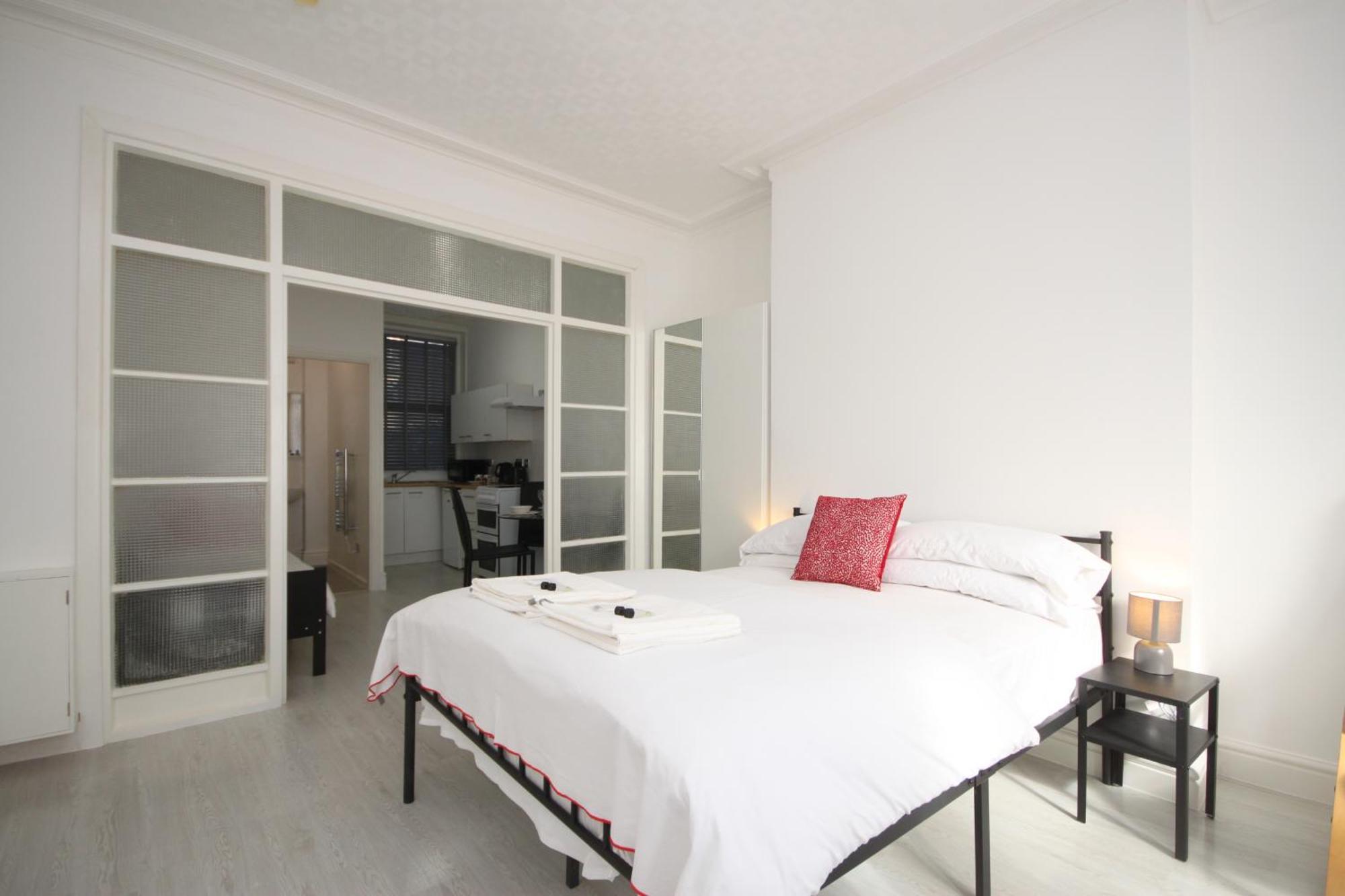 Barton Beachside Apartments: Modern Coastal Retreat Aparthotel