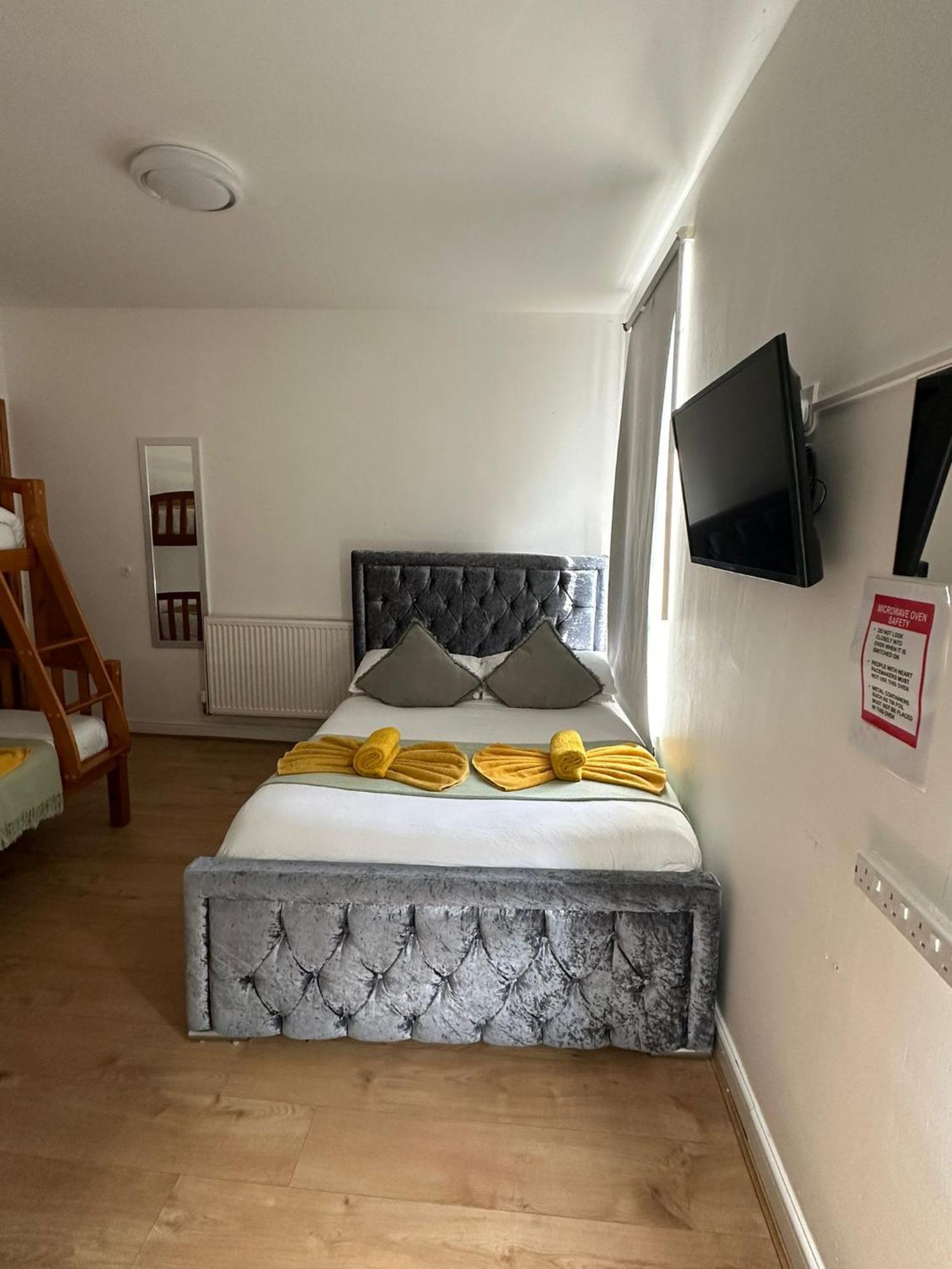 Guest house Ariana House Hotel-families And Couples Only *