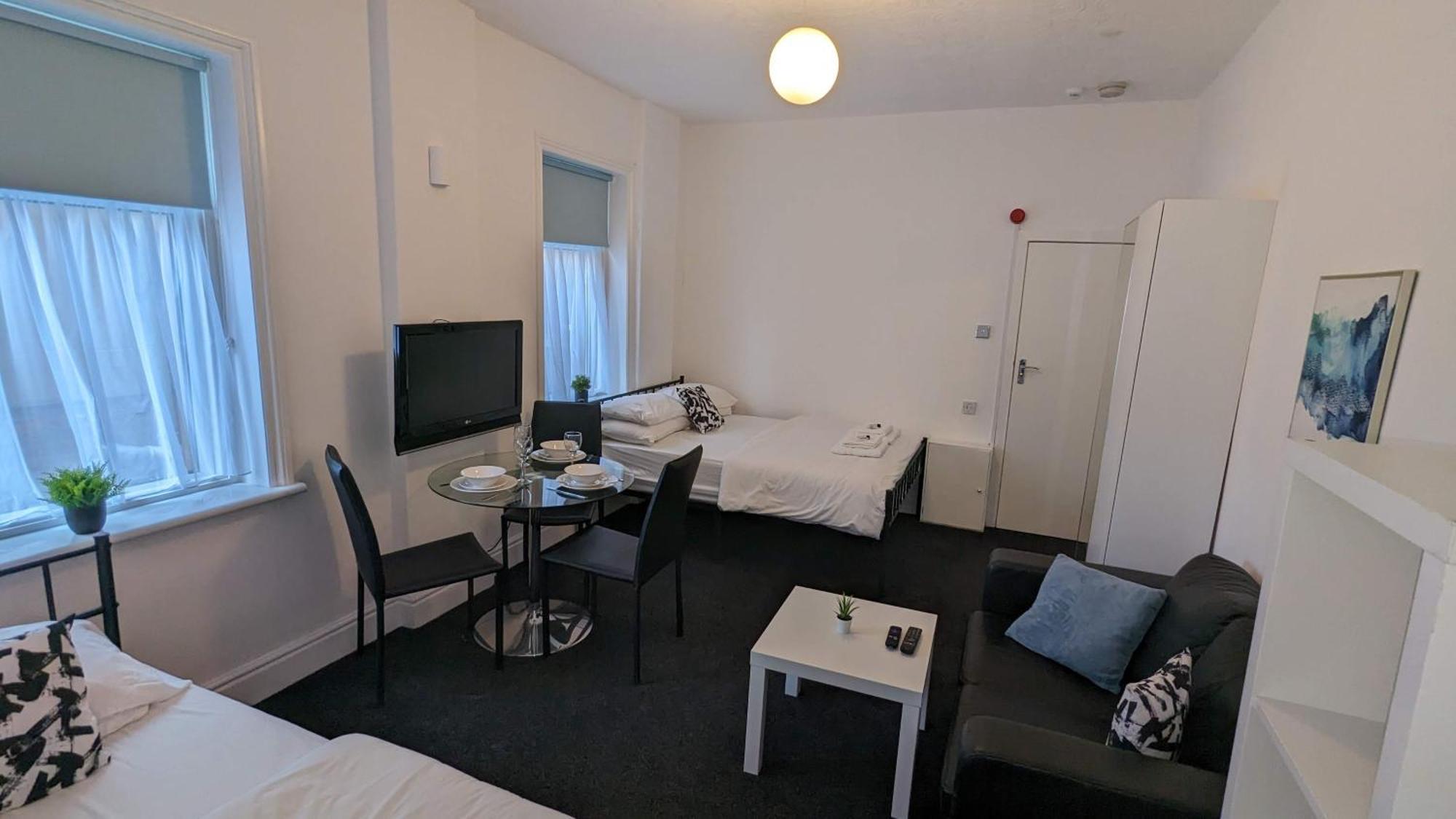 Aparthotel Barton Beachside Apartments: Modern Coastal Retreat