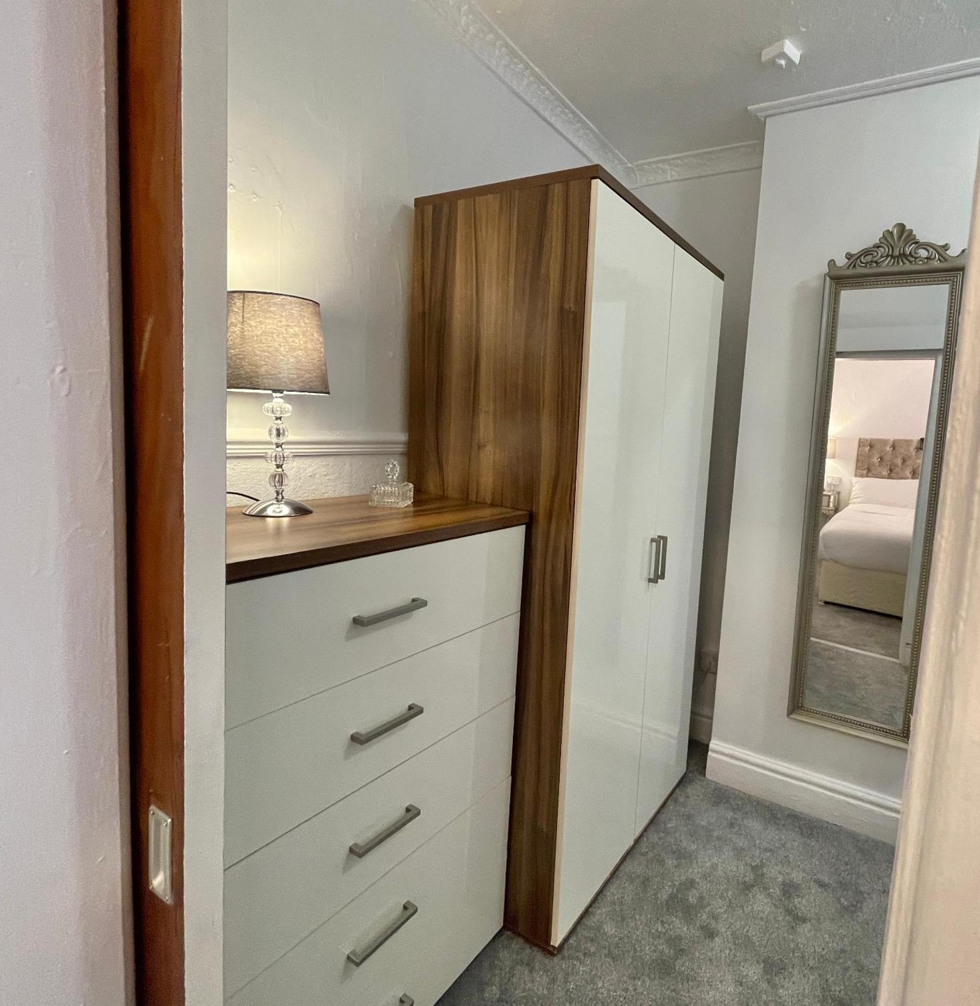 Double With Private Bathroom 16 Havelock Street - 6 Blackpool