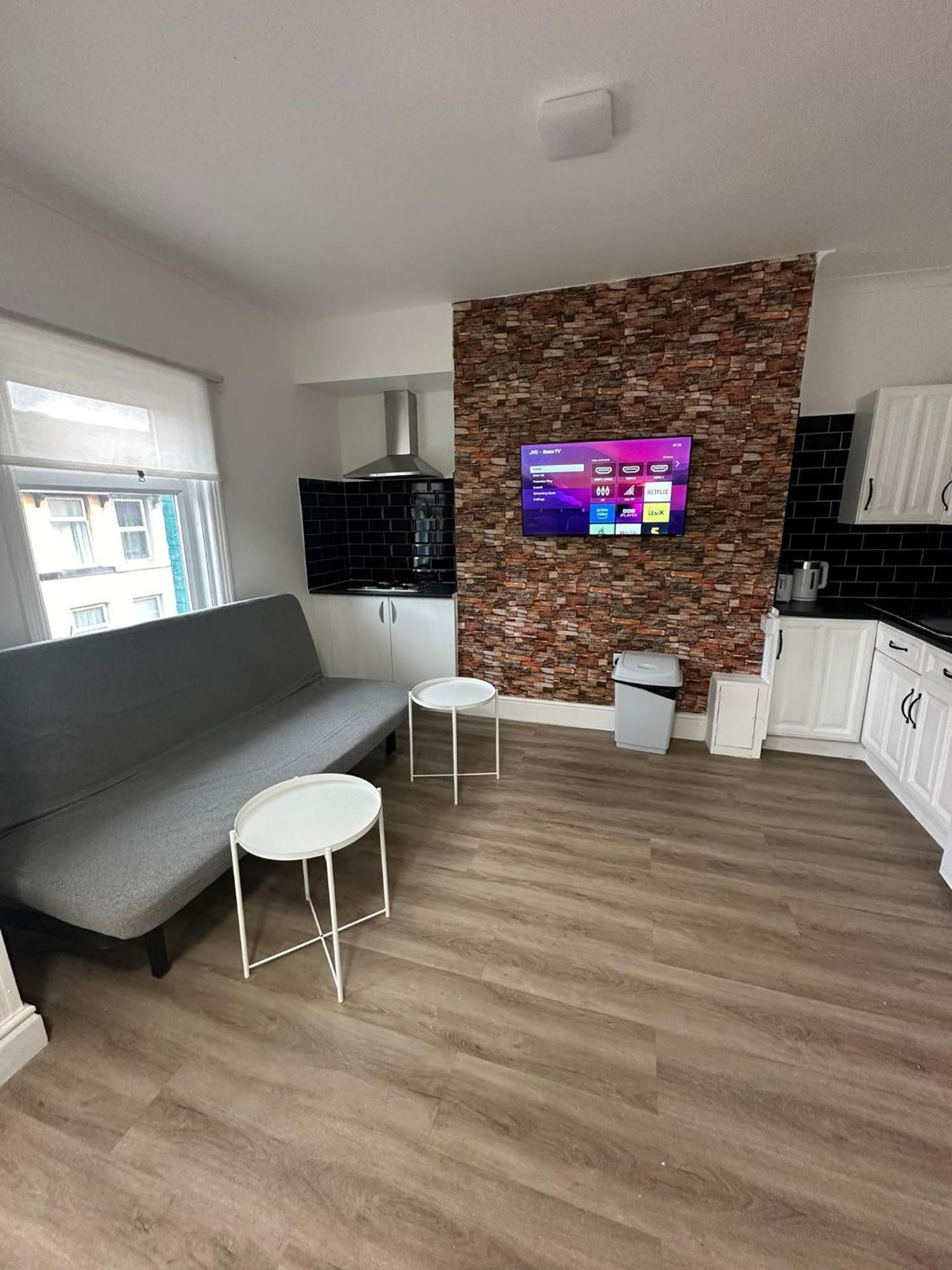 Suli House- Holiday Flats & En-Suite-Families And Couples Only Blackpool