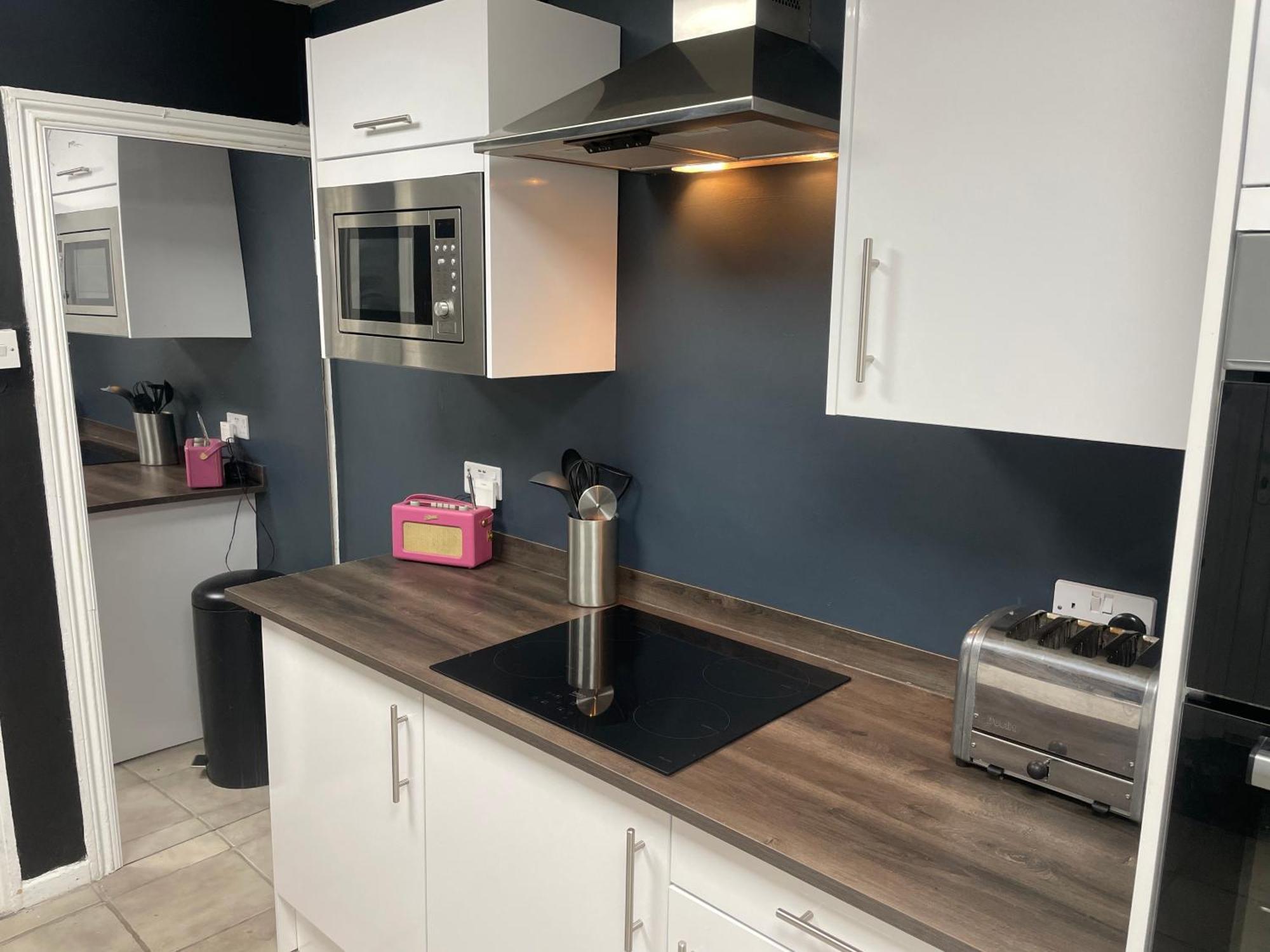 Magenta Melodies, 5 Bedroom House * Blackpool