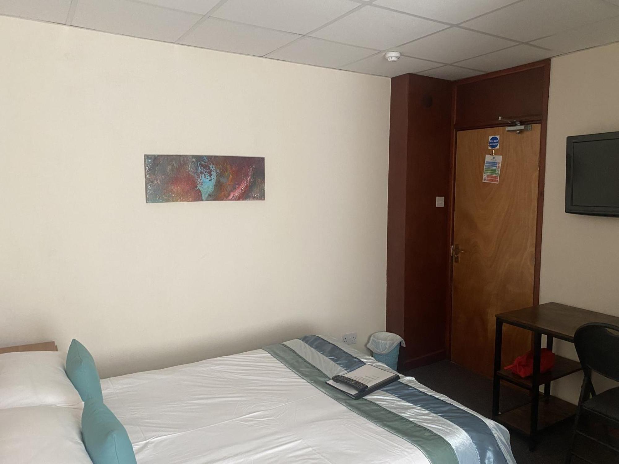 Evanescent Bar And Bed & Breakfast