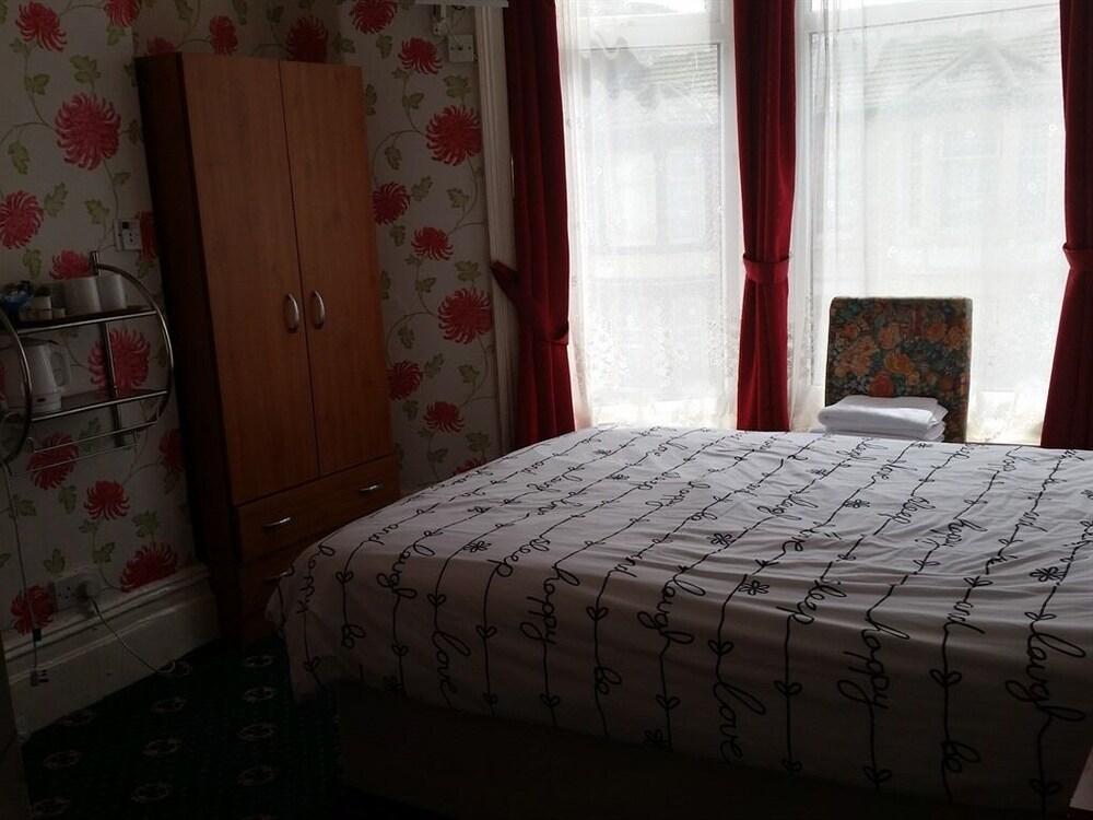 Bed & Breakfast Rayners Blackpool