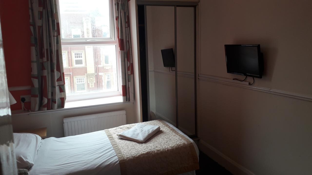 Chequers Plaza Hotel 2*