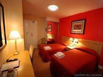 Chequers Plaza 2*