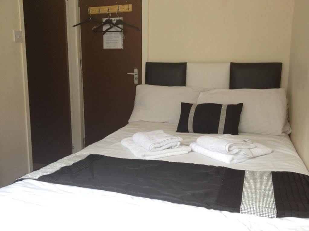 Hello Roomz - Pleasure 3*